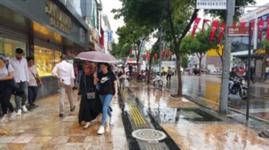 D&uuml;zce&rsquo;de Aşırı Sıcaklardan Sonra Yağan Yağmur Serinletti