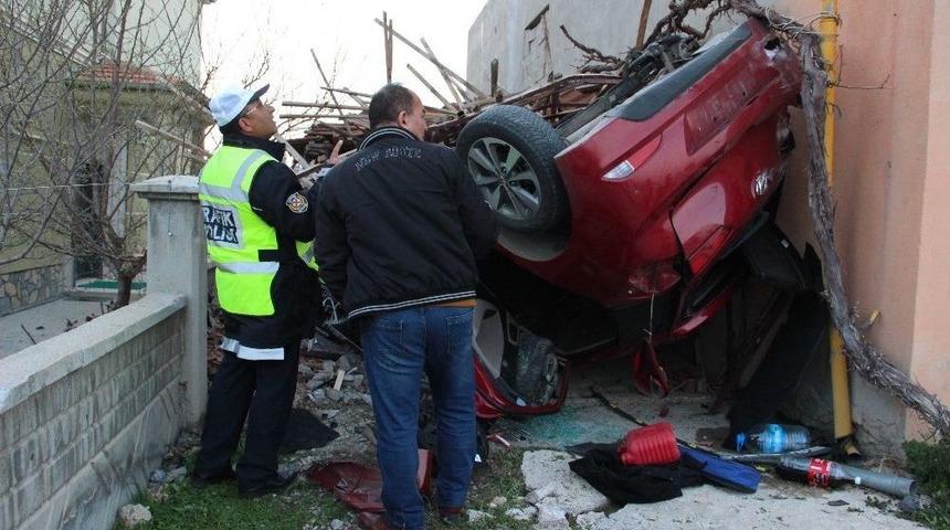 Otomobil Takla Atıp Garaja Çarptı: 4 Yaralı
