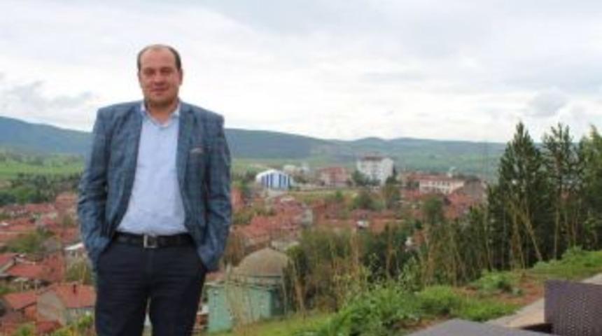 İl&ccedil;e Başkanı &Uuml;st&uuml;n İstifa Etti