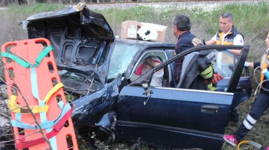 Araçta Sıkışan Hemşire Uzun Uğraşlar Sonucu Kurtarıldı