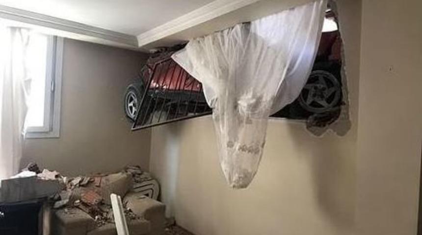 Sürüklenen Otomobil Evin Odasına Daldı, Herkes Şok Oldu