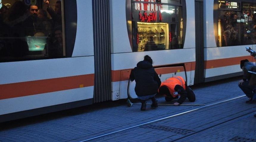 Tramvayın Altına Bir Cisim Sıkıştı, Seferler Aksadı