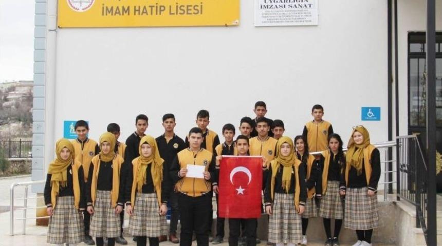 &Ouml;ğrenciler, Tsk&rsquo;ya Har&ccedil;lıklarını Bağışladı