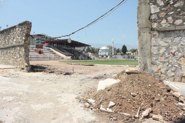 Atatürk Stadyumu’nda Çalışmalar Sürüyor