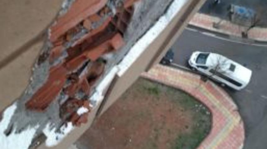 Siirt&rsquo;te &Ouml;ğrenci Yurduna Yıldırım D&uuml;şt&uuml;