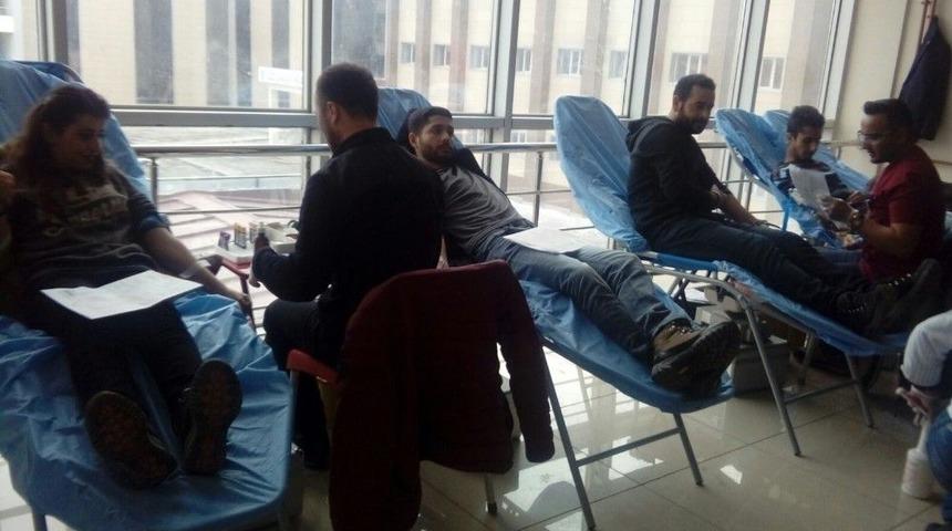 Kafkas Üniversitesi Öğrencileri Kan Desteğinde Bulundu