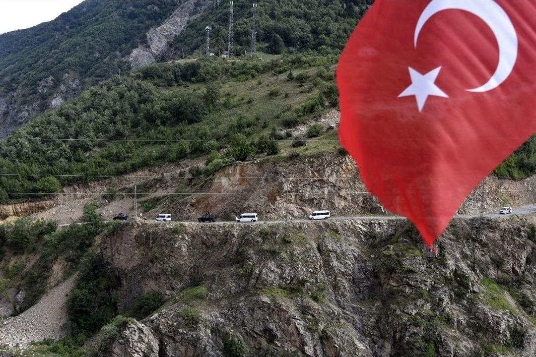 Kahramanlar K&uuml;rt&uuml;n&rsquo;de G&uuml;llerle, Dualarla Karşılandı