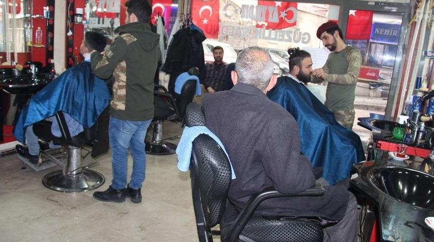 Elazığ&rsquo;da İki Kuaf&ouml;r Bir G&uuml;nl&uuml;k Gelirlerini Mehmet&ccedil;iğe Bağışladı