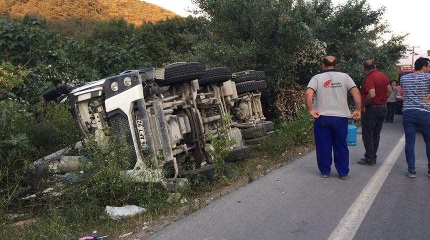 Yan Yatan Beton Mikseri Elektrik Direğini Yıktı: 1 Yaralı
