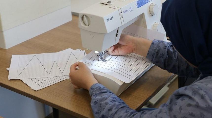 Samek&rsquo;te Eski Eşyalardan Yeni Kıyafetler Dikiyorlar