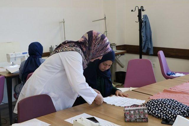 Samek’te Eski Eşyalardan Yeni Kıyafetler Dikiyorlar