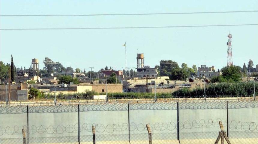 Ter&ouml;r &Ouml;rg&uuml;t&uuml; Telabyad&rsquo;ta S&ouml;zde Bayrağını İndirip Flamasını Astı