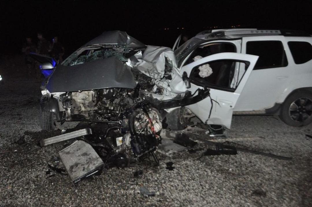 Batman&rsquo;da İki Otomobil &Ccedil;arpıştı: 1 &Ouml;l&uuml;, 4 Yaralı