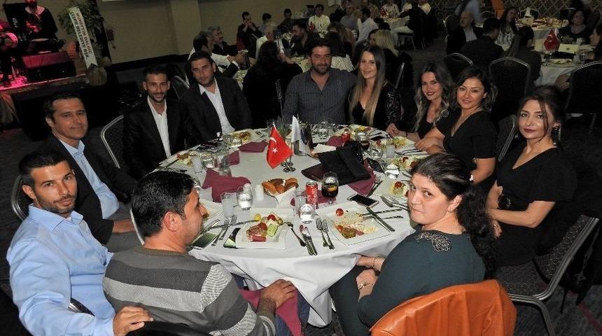 &Ccedil;eşmeli Denizciler Geleneksel Yemekte Buluştu