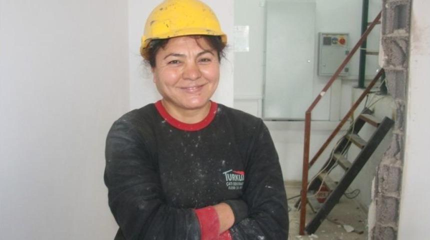 Denizlili Seher Usta, İnşaatlarda Erkeklere Taş &Ccedil;ıkartıyor