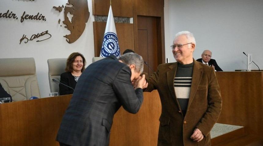Rekt&ouml;r Prof. Dr. Budak, Hocasına &Ouml;d&uuml;l&uuml;n&uuml; Elini &Ouml;perek Verdi