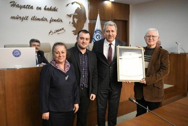 Rektör Prof. Dr. Budak, Hocasına Ödülünü Elini Öperek Verdi