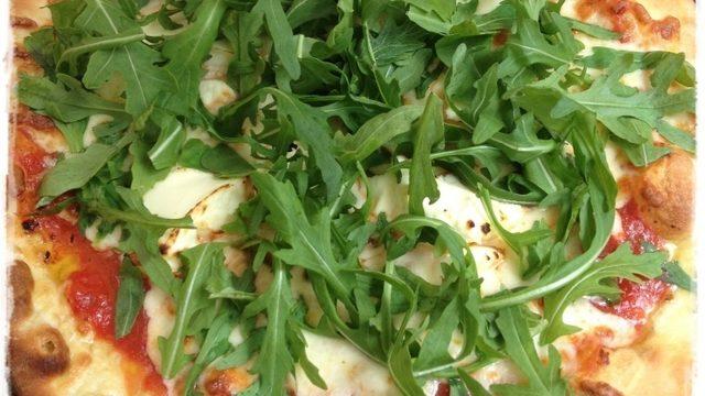 Rokalı ve Pastırmalı Pizza