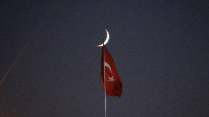 (&ouml;zel) Taksim Camii &Uuml;zerinde G&ouml;r&uuml;len Hilal Manzarası Mest Etti