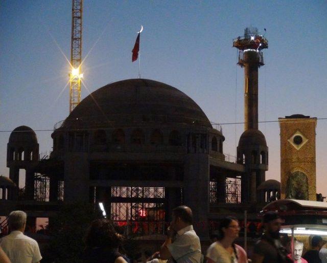 (özel) Taksim Camii Üzerinde Görülen Hilal Manzarası Mest Etti