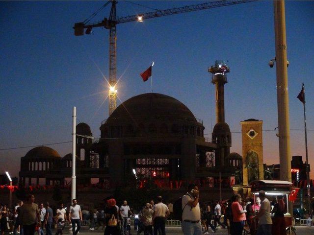 (özel) Taksim Camii Üzerinde Görülen Hilal Manzarası Mest Etti