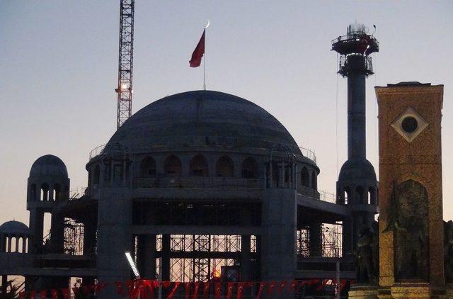 (özel) Taksim Camii Üzerinde Görülen Hilal Manzarası Mest Etti