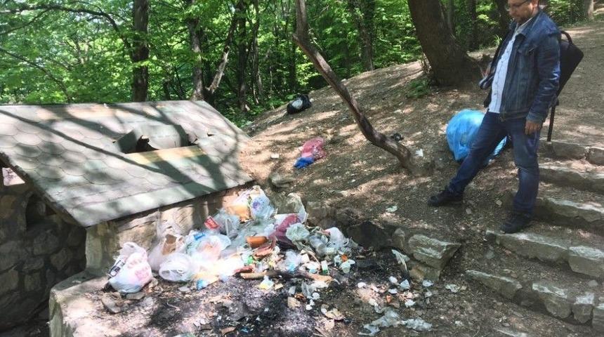 Doğa Harikası Şelaleyi &Ccedil;&ouml;pl&uuml;ğe &Ccedil;evirdiler