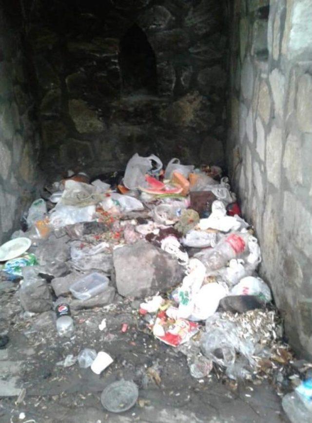 Doğa Harikası Şelaleyi Çöplüğe Çevirdiler 2