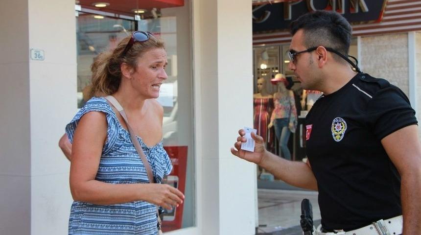 Kadın Turistlerin Banka Kartlarını &Ccedil;aldılar