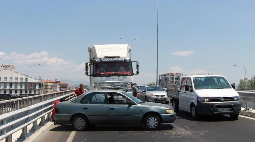 Manavgat&rsquo;ta K&ouml;pr&uuml;l&uuml; Kavşakta Kaza