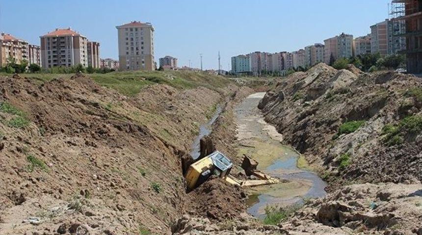 İş Makinesi Dereye U&ccedil;tu: 1 Yaralı