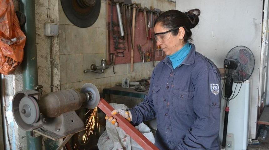 Evinde Anne, Sanayide Soğuk Demir Ustası