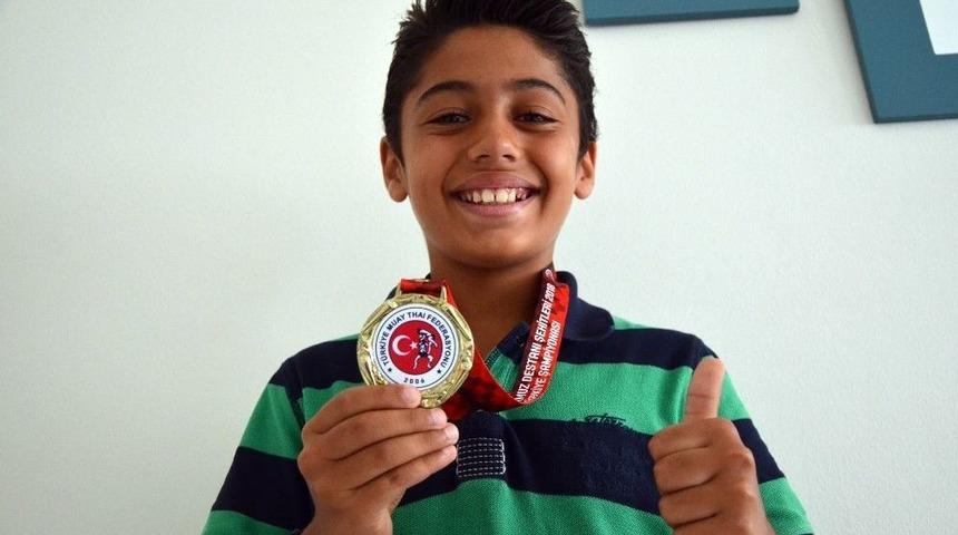 Adanalı Şampiyon Tayland&rsquo;da İstiklal Marşı&rsquo;nı Okutmak İstiyor