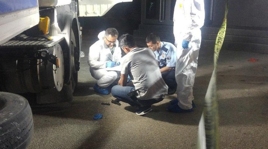 Alkoll&uuml; S&uuml;r&uuml;c&uuml; Yakalanacağını Anlayınca, Polislerin Yanında Kafasına Sıktı