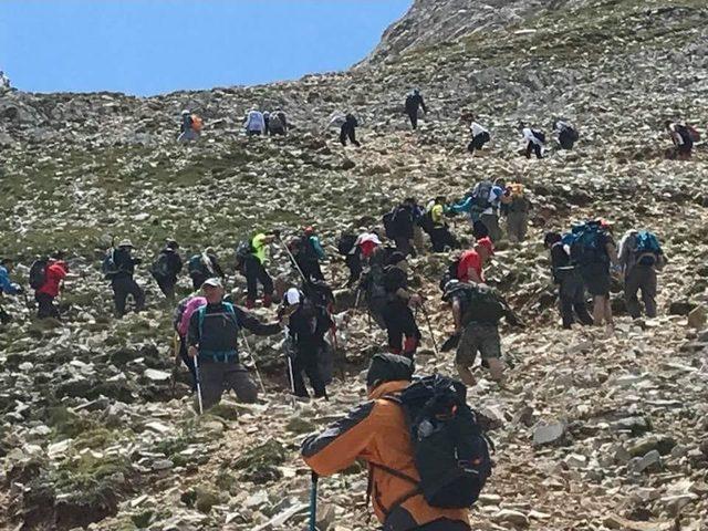 Bursalı Dağcılar 15 Temmuz Şehitlerini Zirvede Andı