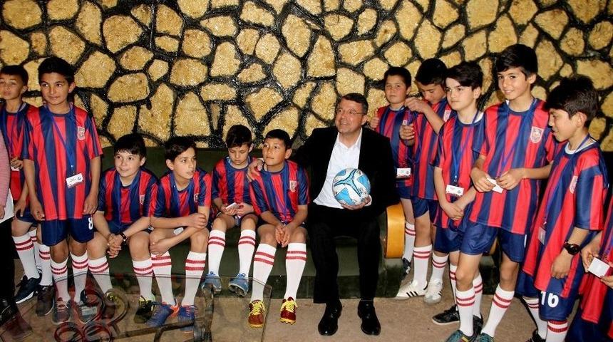 Silifke&rsquo;de "k&ouml;y&uuml;m&uuml;n &Ccedil;ocukları Şehrimizin Stadında" Projesi