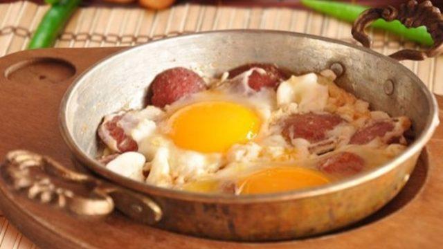 Sahanda Sucuklu Yumurta