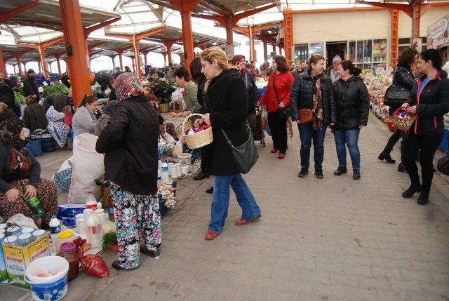 Bayramiç’te Chp’li Kadınlardan Hediye