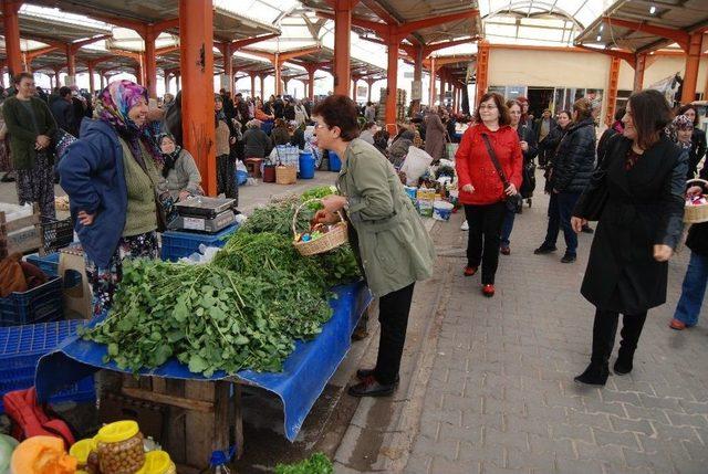 Bayramiç’te Chp’li Kadınlardan Hediye