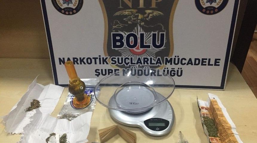 Polisi G&ouml;r&uuml;nce Uyuşturucuları Aracından Attı