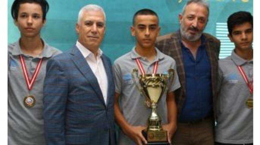 Hentbolun Şampiyonları Kupayı Bozbey&rsquo;e Getirdi