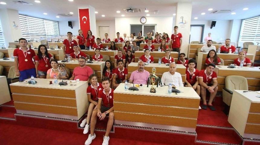 Bayraklı Halk Oyunlarında Avrupa&rsquo;ya A&ccedil;ılıyor