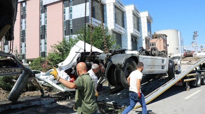 Kontrolden Çıkan Tır Araçların Üzerine Devrildi: 2 Yaralı