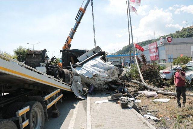 Kontrolden Çıkan Tır Araçların Üzerine Devrildi: 2 Yaralı