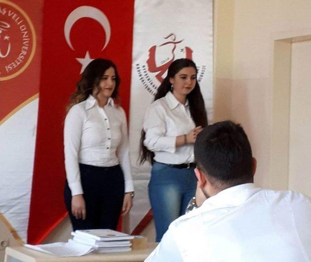 Üniversite Öğrencileri Kadınlar Günü Mesajını İşaret Diliyle Verdi