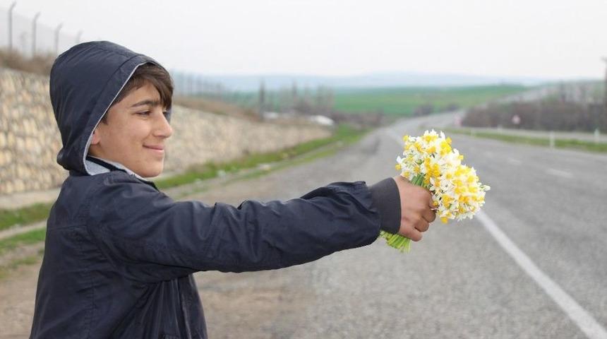 Silvan&rsquo;da Okul Har&ccedil;lıklarını Nergis Satarak Kazanıyorlar