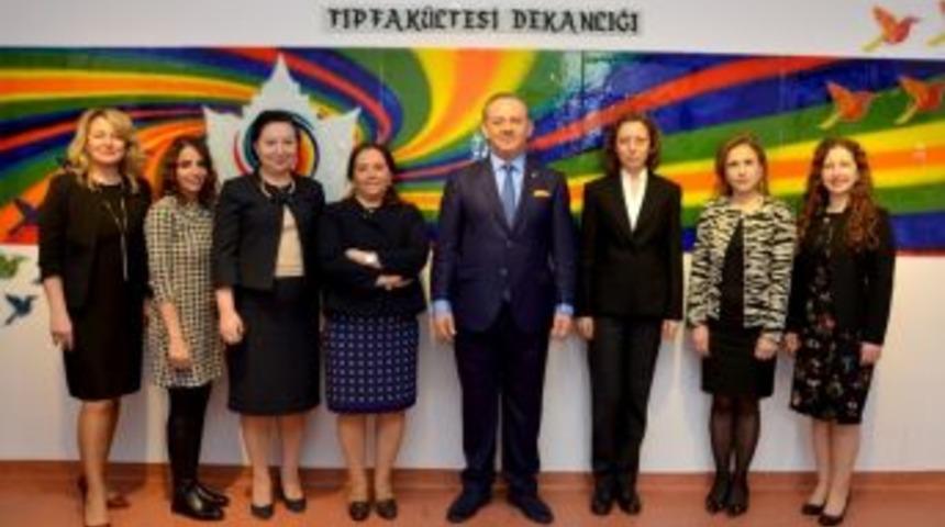 Esog&uuml; Tıp Fak&uuml;ltesi A Takımından D&uuml;nya Kadınlar G&uuml;n&uuml;ne Anlamlı Fotoğraf