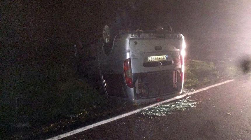 K&ouml;peğe &Ccedil;arpmamak İ&ccedil;in Manevra Yapan Ara&ccedil; Takla Attı: 1 Yaralı