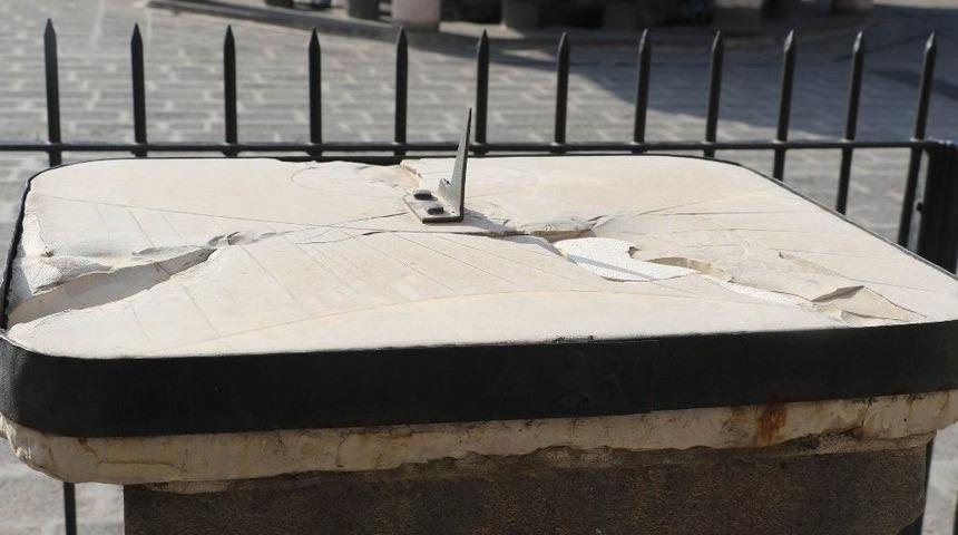 8 Asırdır Zamanı G&ouml;steriyor