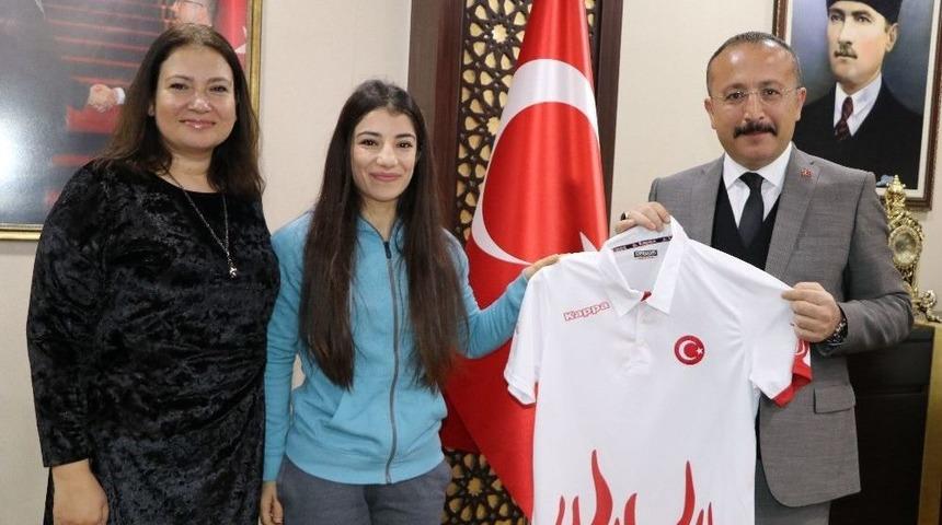 D&uuml;nya Şampiyonu G&uuml;reş&ccedil;i Vali Atik&rsquo;i Ziyaret Etti